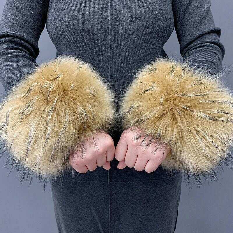 Faux Fox Fur Cuff Wristband Winter Warmer Arm Wrist Raccoon Fur Sleeve Anime guanti da donna manica da polso invernale Fluffy Over Sleeve