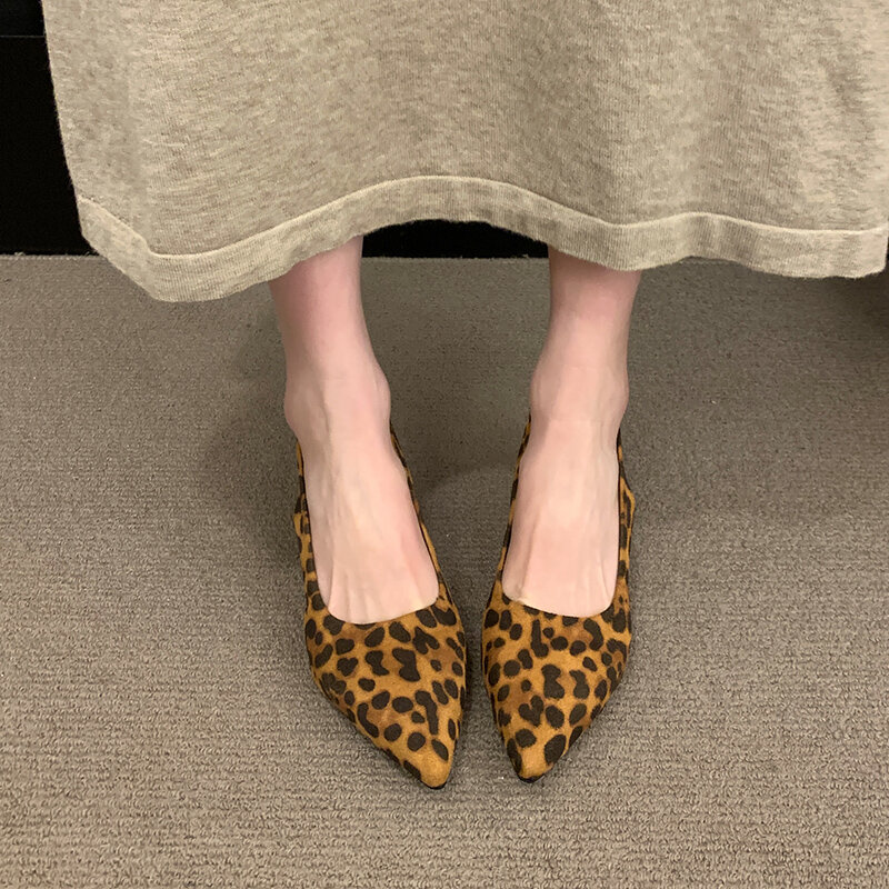 Salto alto com estampa leoparda pontiagudas para mulheres, sandálias glamorosas, sapatos curtos e soltos, moda francesa, sexy, verão