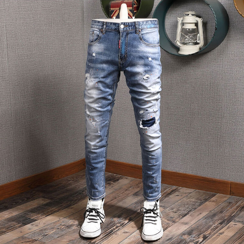 男性用のトレンディなレトロなストリートウェアジーンズ,ブルーの伸縮性のあるタイトな破れたジーンズ,ヒップホップの穴のあるデザイナーパンツ