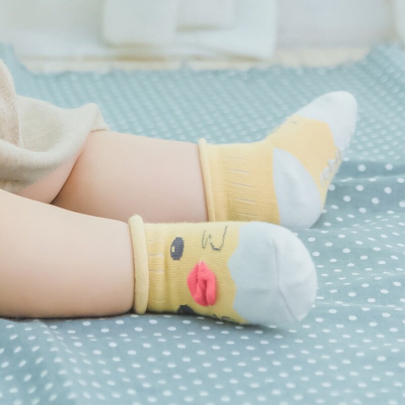 ถุงเท้าสามมิติแบบหลวม KAOS Kaki anak perempuan ของเด็กชายกันลื่นถุงเท้าเดินพื้นเด็กทารกการ์ตูนน่ารักสำหรับเด็กทารก
