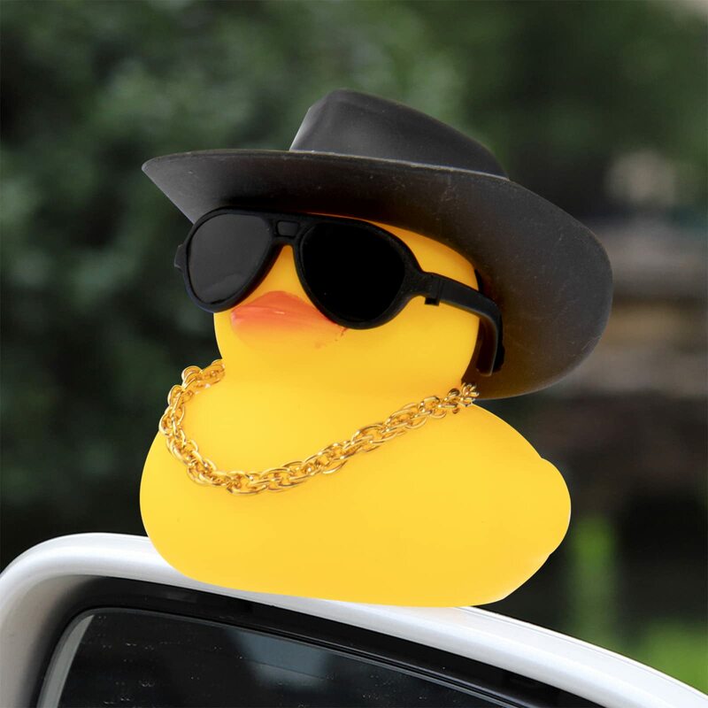 Canard en caoutchouc de voiture, décoration de canard jaune, planche Prada avec chapeau de soleil, collier d'anneau de bain, lunettes de soleil pour voiture, décorations de planche Prada
