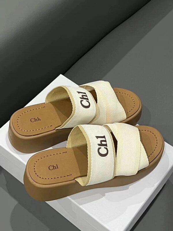 Zapatillas de suela gruesa con cinta elástica y letras cruzadas para mujer, zapatos de playa geniales, marca de lujo, novedad de verano, 2024