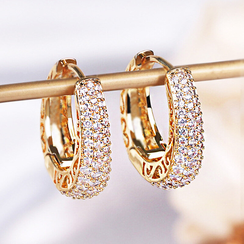 Huitan-Brincos CZ pavimentados de luxo para mulheres, cor dourada, design oco, temperamento, acessórios femininos para orelha, joias da moda