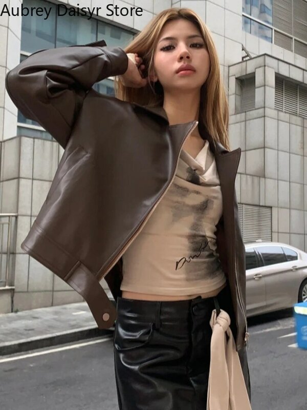 Streetwear jaket kulit warna coklat untuk wanita, mantel kulit imitasi modis hangat musim dingin dengan ritsleting, jaket pengendara sepeda jalanan tidak beraturan
