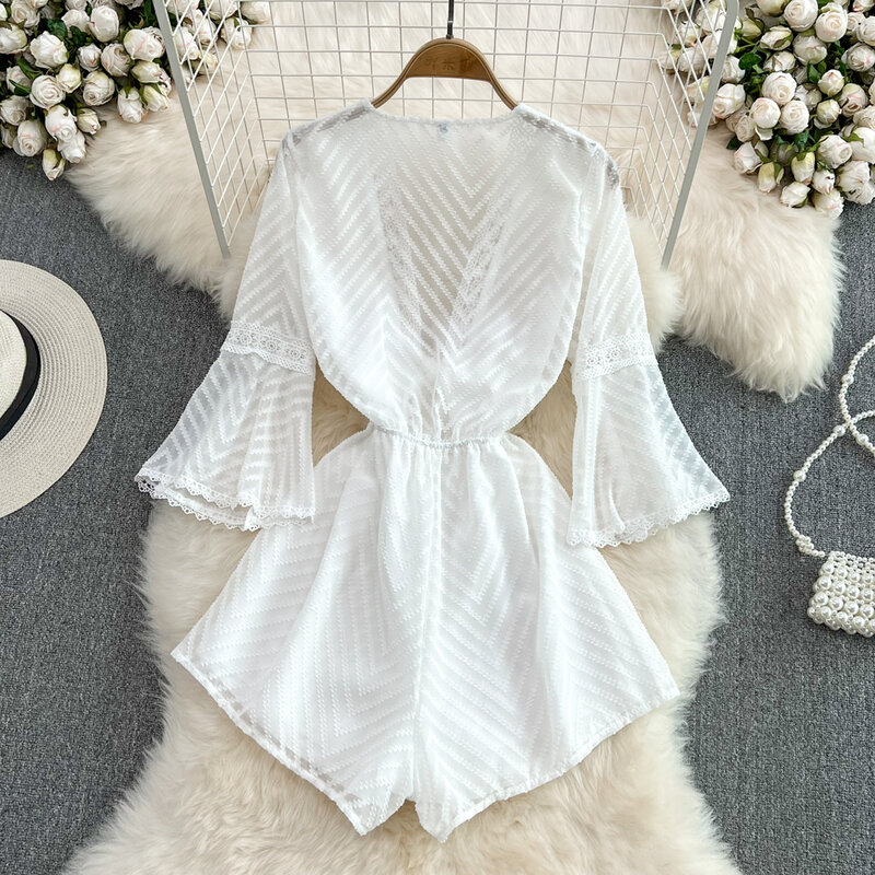 Donna Summer Beachwear tuta bianca con scollo a v profondo manica svasata pantaloncini dritti Slim Illusion femminile Cover Up tuta costumi da bagno