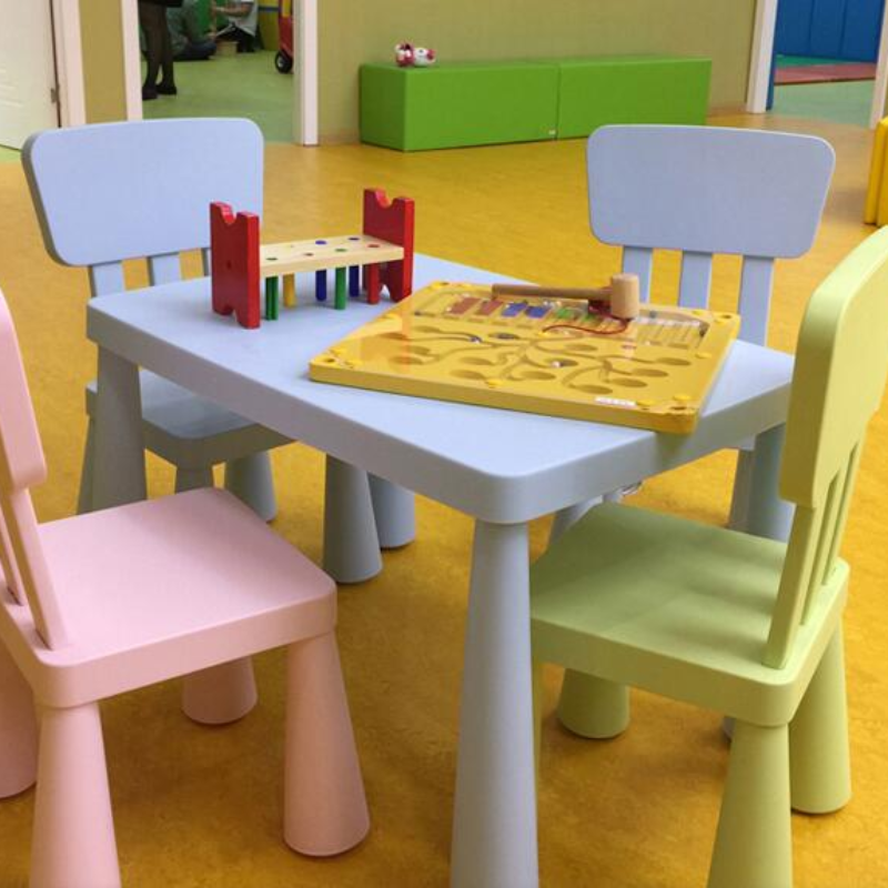 厚い長方形のテーブルと椅子