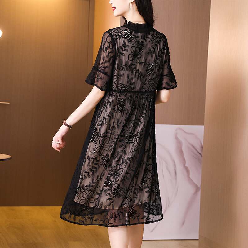 2023 neues schwarzes Seiden besticktes Netz kleid Damen kurze Ärmel lose große O-Ausschnitt Spitze Spleiß schlankes knielanges Kleid