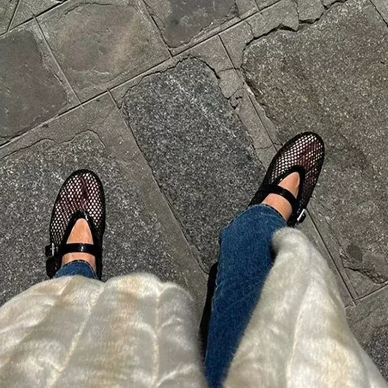 Zapatillas Retro wanita, sandal datar rongga jala musim panas atasan baru 2024