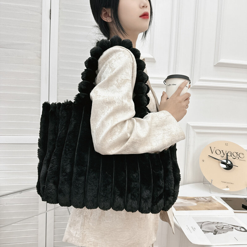 Autunno inverno borsa di peluche di grande capacità donna strisce verticali soffici borse Casual borsa a tracolla in pelliccia sintetica di moda