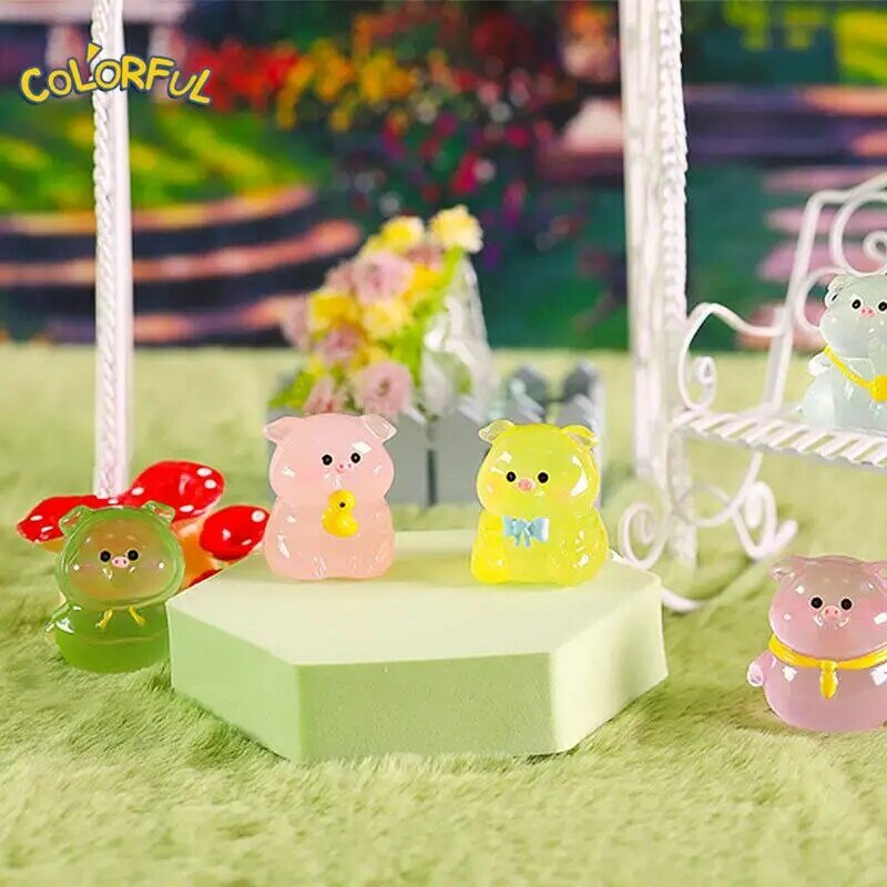 1pc leuchtende Regenmantel Schwein Ornament Cartoon Fliege Schwein Puppe Mikro Landschaft Dekoration Puppenhaus Miniatur Spielzeug