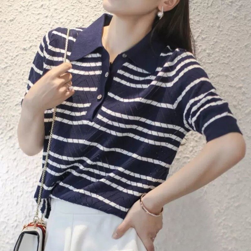 T-shirt Casual a maniche corte lavorate a maglia a contrasto di colore a righe con bottoni a collo alto e impiombato di nuova moda estiva da donna