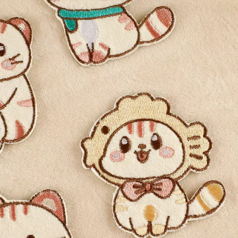 Toppe ricamate per cartoni animati fai da te adesivo in tessuto per gatti carino distintivo autoadesivo vestiti per bambini decorazione borsa cappello accessori per custodia per telefono
