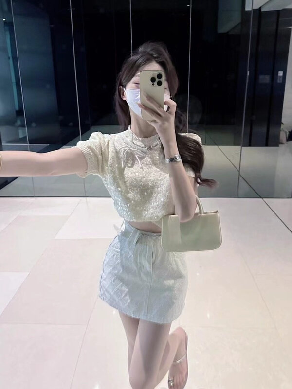Temperament słodki cekinowy Top dzianinowa koszula kobiety delikatny łuk splot z okrągłym dekoltem elastyczny wąski koreański moda letnie damskie eleganckie ubrania