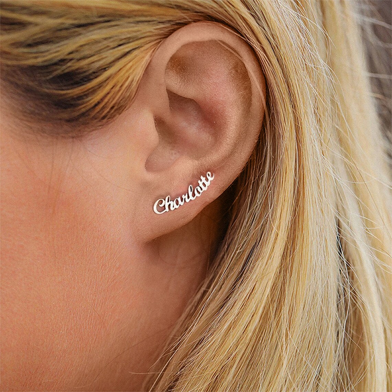 ต่างหูทำจากสเตนเลสสตีลพร้อมตัวอักษรเริ่มต้นสำหรับเป็นของขวัญต่างหูสำหรับสตั๊ดผู้หญิง