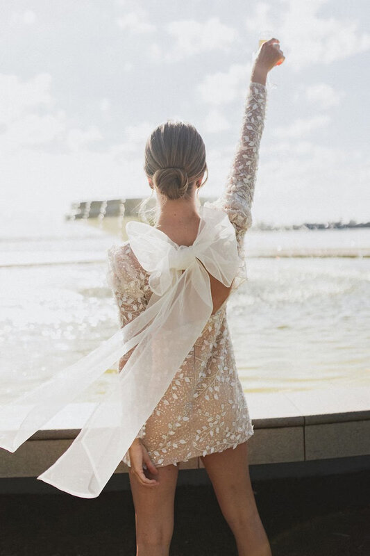 Wymarzona plaża z dekoltem w szpic koronka krótkie suknie ślubne długie rękawy z kokardą Mini bez pleców suknia dla panny młodej suknie ślubne powyżej kolan