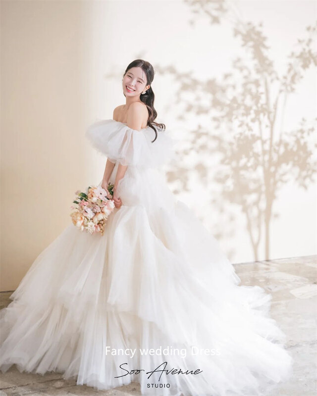 Fantazyjne kości słoniowej z odkrytymi ramionami koreańska damska sesja zdjęciowa suknia ślubna linia warstwowe falbany suknia ślubna z krótkim rękawem suknie balowe