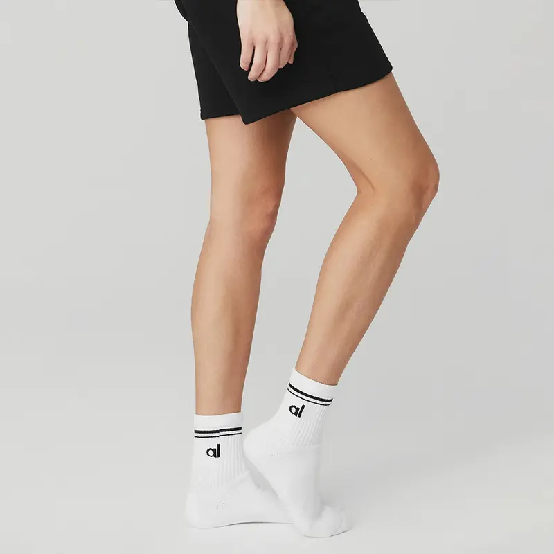 Calcetines deportivos de algodón para hombre y mujer, medias de tubo largo, a la moda, color blanco y negro