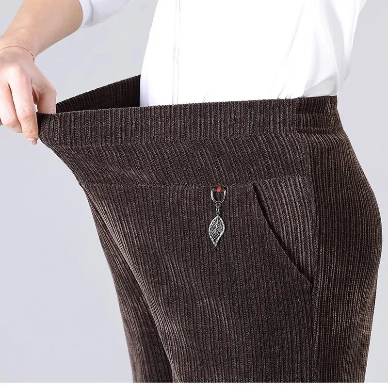 Pantaloni di velluto a coste da donna di mezza età autunno inverno elastico a vita alta pantaloni dritti 8XL di grandi dimensioni pantaloni larghi e spessi della madre