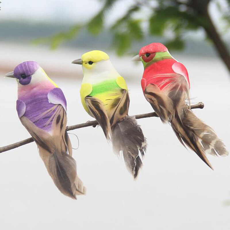 Oiseau à plumes coloré de simulation, oiseau en mousse, plantes vertes groupées, jardin horticole, pastorale, décoratif illimité