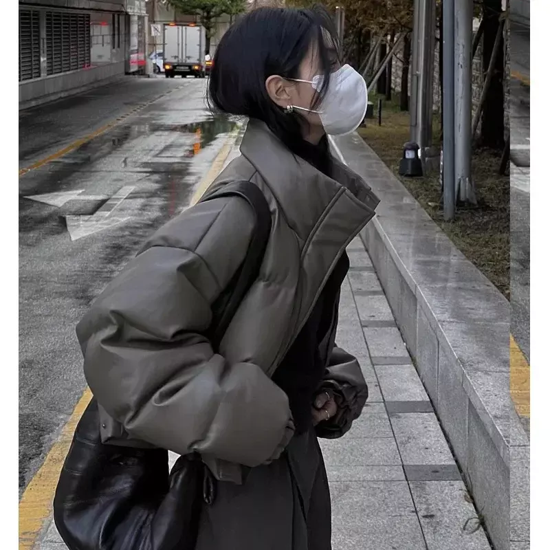 Abrigo corto acolchado de cuero para mujer, chaqueta cálida con cuello levantado, holgada y Lisa, con cremallera y botones, ropa de calle, invierno, 2023