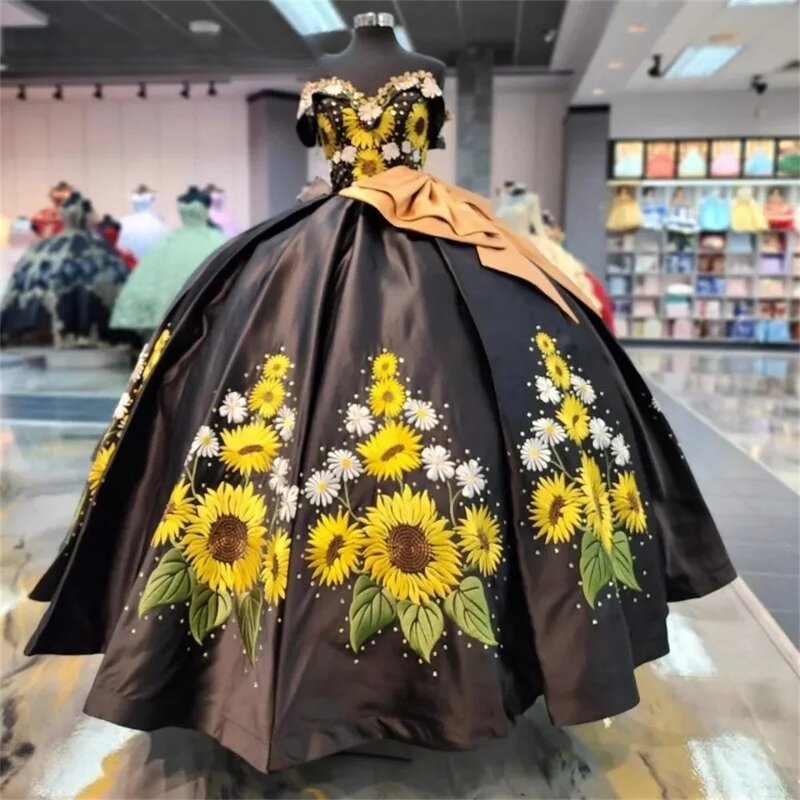 Czarna księżniczka Quinceanera ubiera suknię balową z satynowego haftu na ramionach słodkie 16 sukienek 15 Años meksykańskie