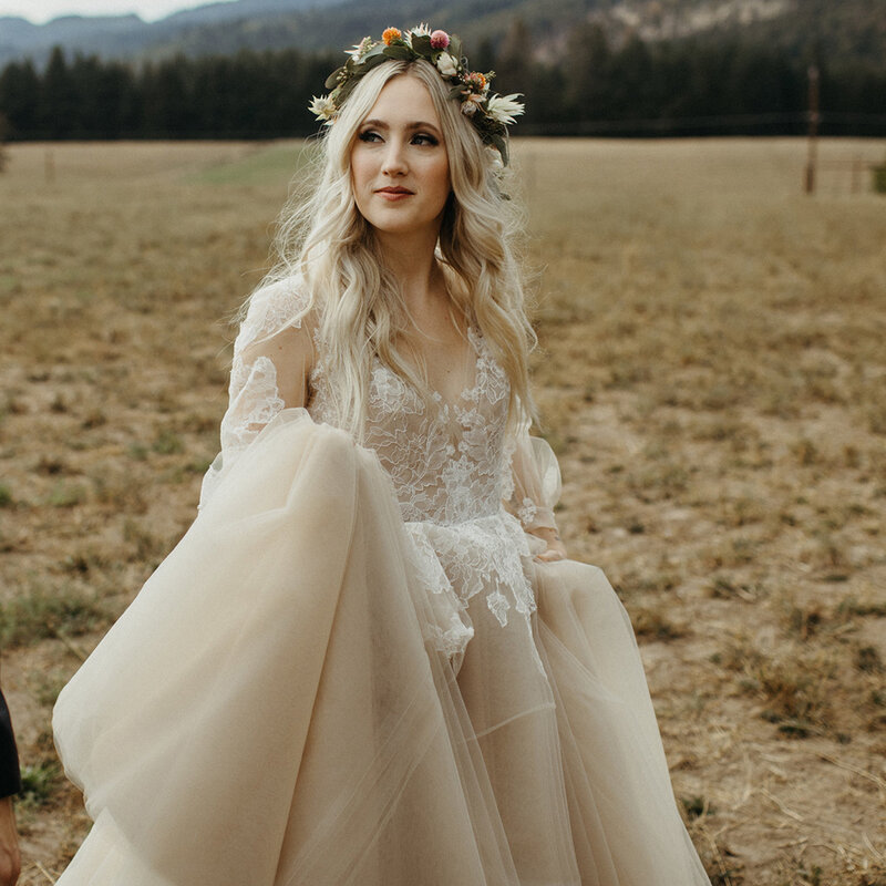 Beżowa wiejska suknia ślubna z długimi rękawami koronkowe aplikacje bez pleców ogród w stylu Vintage suknie ślubne