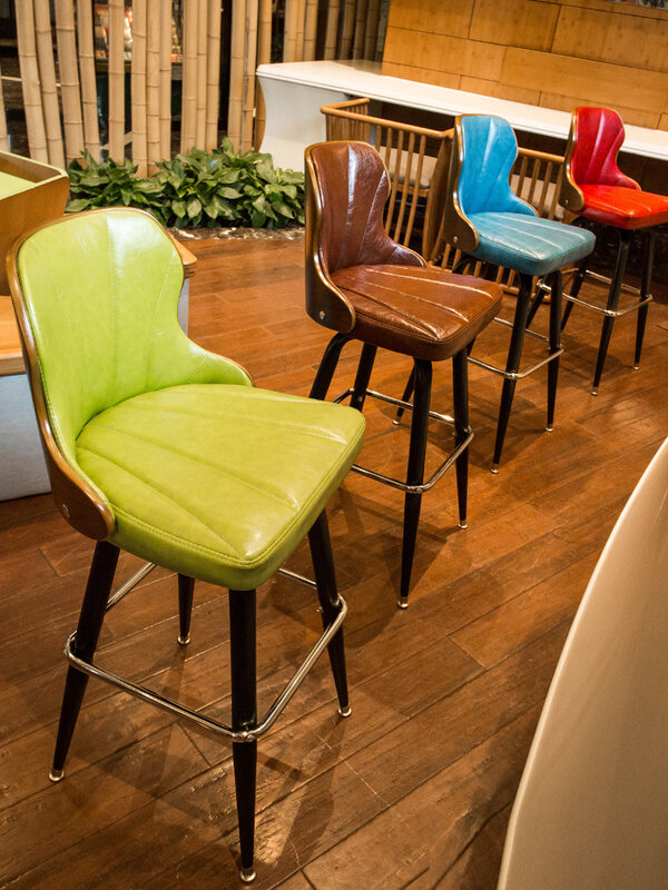 Sgabelli da Bar nordici per cucina schienale in legno massello sedie da Bar girevoli in ferro battuto sgabello alto in pelle sedia da Bar girevole conchiglia GM