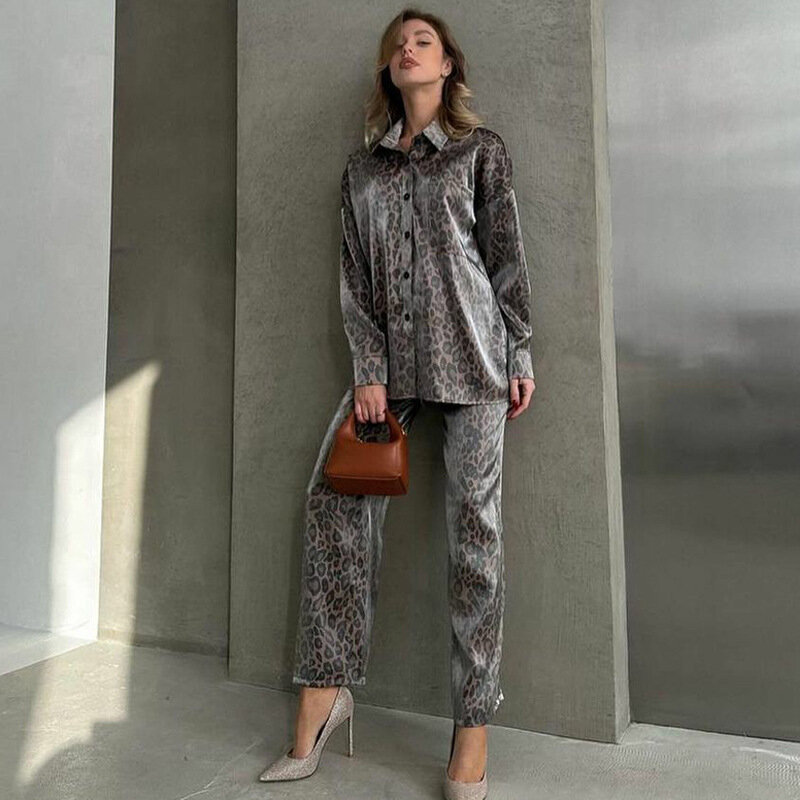 Mode Bruine Luipaardprint Set Pyjama Voor Dames 2 Stuks Zijden Nachtkleding Lange Mouw Met Knoop Overhemden Met Trekkoord Broek Loungeset