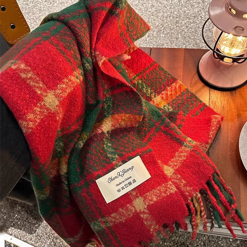 Sciarpa di natale inverno donna edizione coreana Versatile calore Ins moda regalo di capodanno regalo nappa rossa collo scozzese
