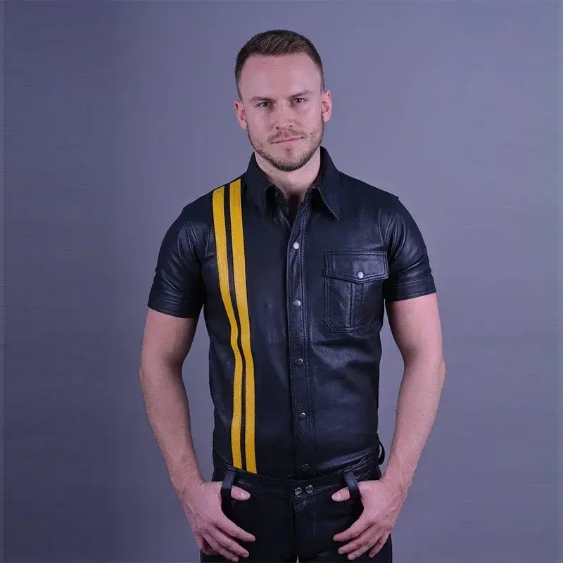 男性用ブラックマットレザーTシャツ,ストライプと調節可能なストラップ付きの衣服,半袖,PUジャケット,伸縮性のあるタイトフィット,シックなバタフライトップ