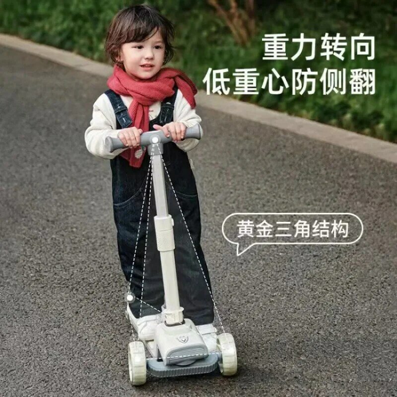 La puleggia pieghevole per scooter per bambini quattro in uno per bambini 2-7 anni può sedersi e guidare