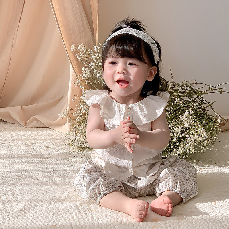 Корейский Летний комплект одежды для маленьких девочек из 2 предметов, однобортный Топ с кружевным воротником и Цветочные Свободные Штаны для бега, одежда для маленьких девочек