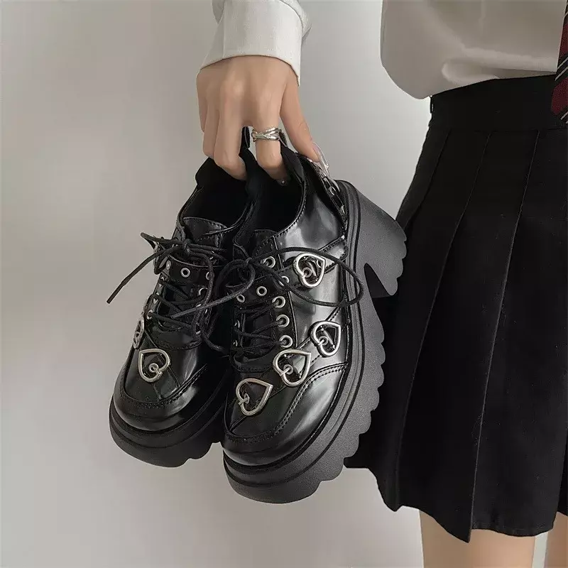 Sepatu Platform rantai Mary Janes wanita 2024 sepatu Gotik Punk gesper berbentuk hati sepatu hak tinggi tebal kulit paten wanita