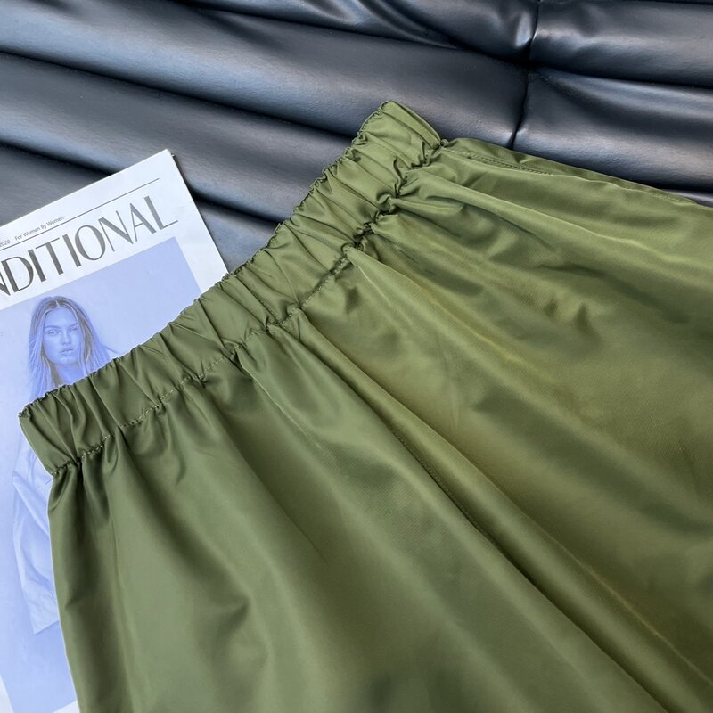 Europejski Americal top gorące damskie spodenki z elastyczną talią metalowe Logo spodenki damskie na co dzień zielone krótkie spodnie czarne S L
