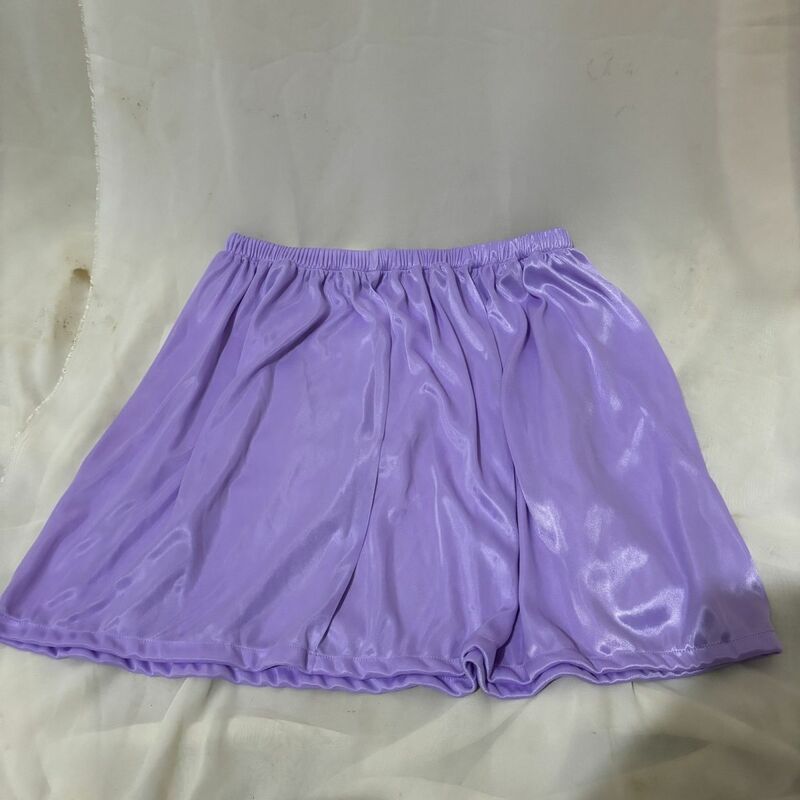 กระโปรงเซ็กซี่ผ้าซาตินสีมันวาวยาว45ซม. สำหรับผู้หญิงกางเกงทรงหลวมสั้นไร้รอยต่อ
