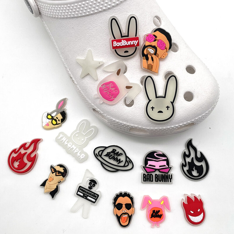 Breloques de chaussures Bad Bunny pour garçons et adultes, accessoires de chaussures en PVC lumineux de dessin animé, sandales adaptées pour décorer, cadeaux de Noël pour enfants, bricolage, chaud, 1 pièce