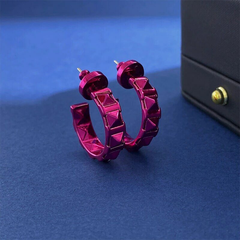 Pendientes de Metal con remaches lisos en forma de C para mujer, Color rosa y rojo, alta calidad