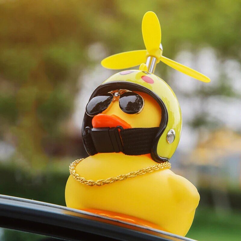 Anatra giocattolo ornamenti per auto anatra gialla con elmetto elica Car Dashboard Decor cigolante incandescente anatra di gomma giocattoli per adulti bambini