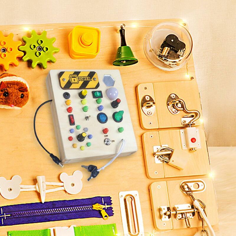 Montessori lampki zabawkowe włączają tablicę zajętą na prezenty urodzinowe dla dzieci w przedszkolu