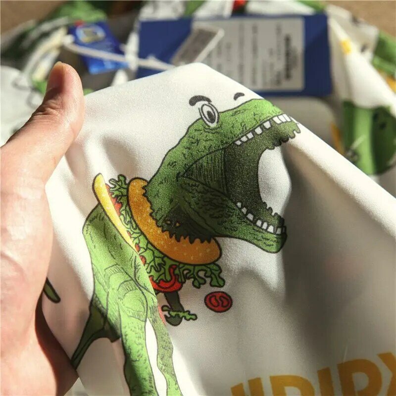 เสื้อไฮเอนด์ของผู้ชายใหม่เสื้อแจ็คเก็ตแขนสั้นผ้าบางขนาดใหญ่ใส่สบายๆผ้าไอซ์ซิลค์ Baju Motif dinosaurus ฤดูร้อน Y2K