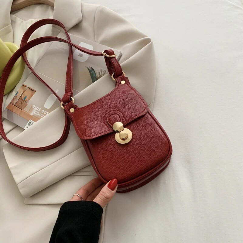 الرجعية حقيبة كروسبودي 2023 المرأة الجديدة رائعة مشبك تصميم حقيبة صغيرة مربعة عصرية خفيفة الوزن الاتجاه حقيبة المحمول الصادرة