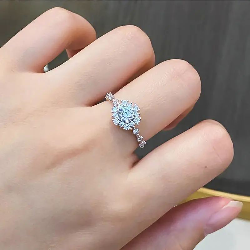 18K Gold Flower Core Half Sleeve Simulation Diamond Ring Moissanite Six-Claw Ring Proposal Gift for Girlfriend Anniversary