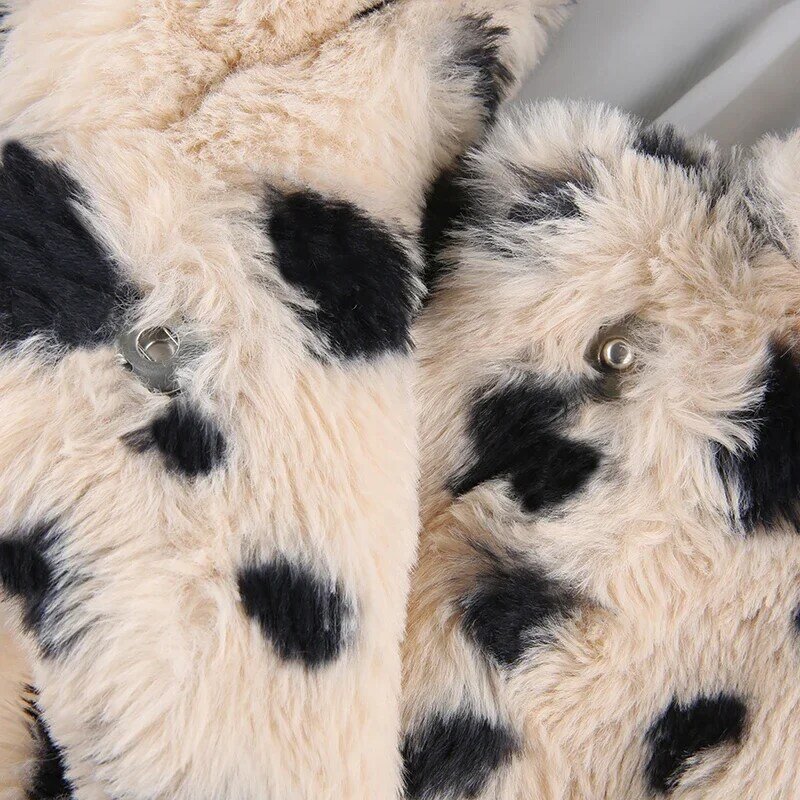 Mantel bulu palsu motif macan tutul wanita, mantel pakaian jalanan Retro Inggris longgar musim dingin 2024
