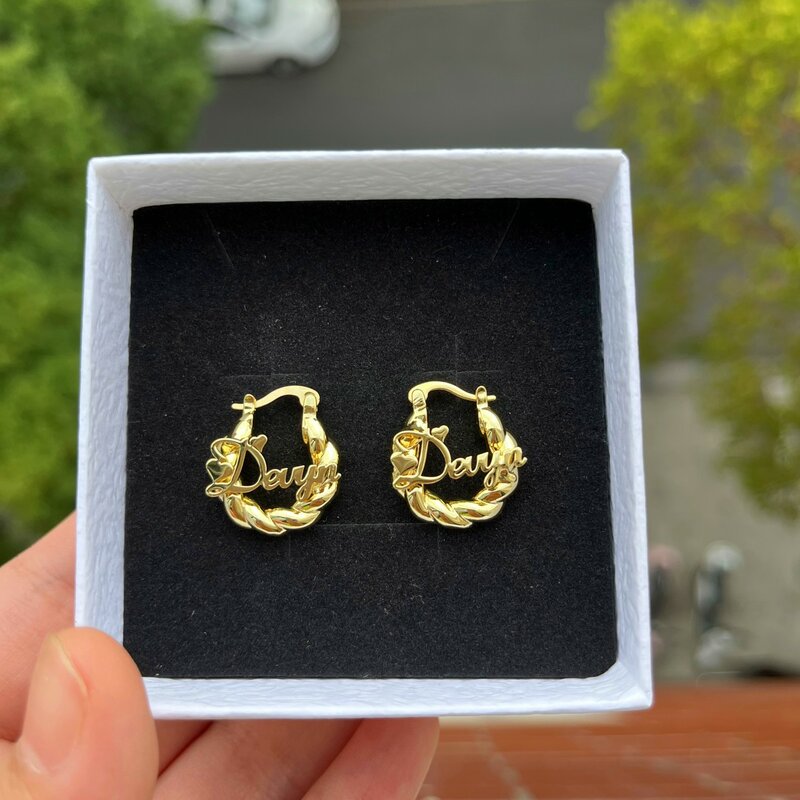 DUOYING – boucles d'oreilles avec nom personnalisé, anneau torsadé de 18mm avec lettres Anti-allergie pour femmes et filles, cadeau de bijoux, 2022