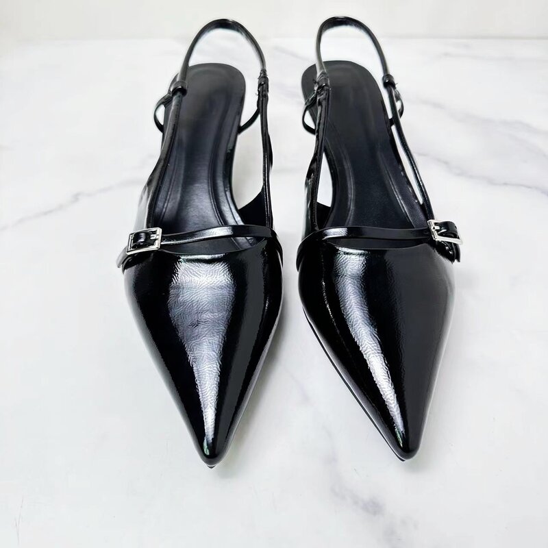 Nuevos zapatos de mujer con hebillas negras, zapatos sin tirantes, hebillas de cinturón puntiagudas y sandalias poco profundas.