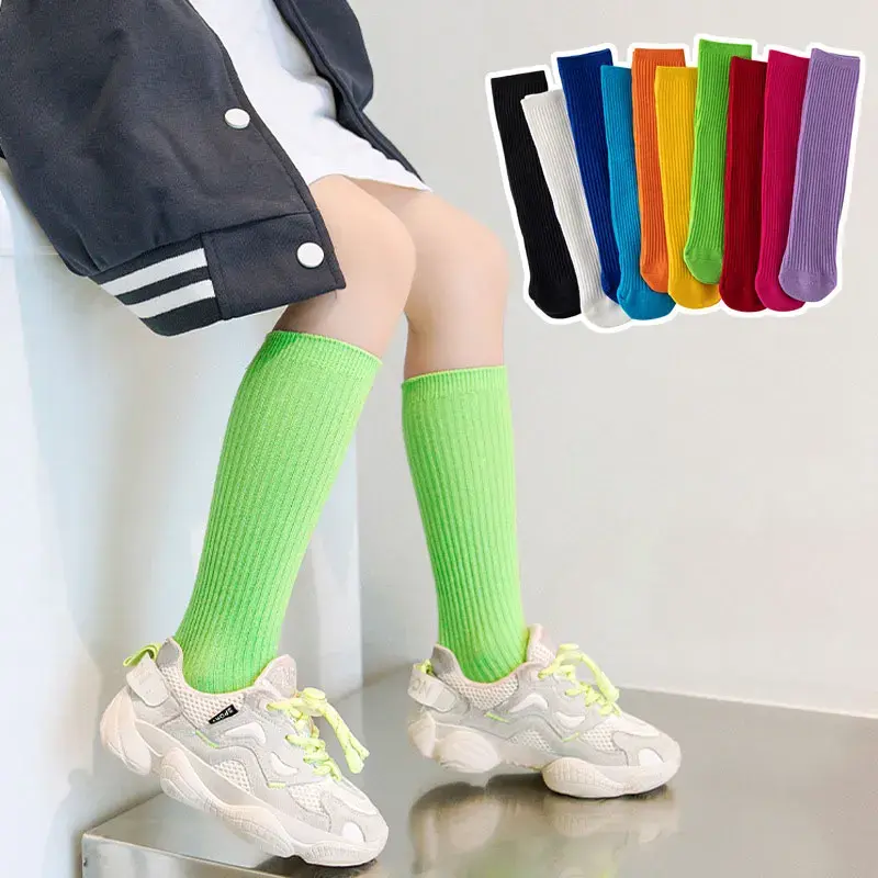 Лидер продаж 2023, корейские ребристые полосатые подвижные чулки для футбола, осенне-зимние однотонные яркие детские гольфы до колена для малышей