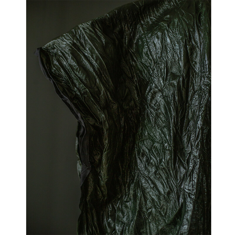 Оливково-Зеленый Воск Высококачественная кожаная ткань плиссированная Вертикальная Узор Жесткий градиентный цвет креативная ткань для пальто