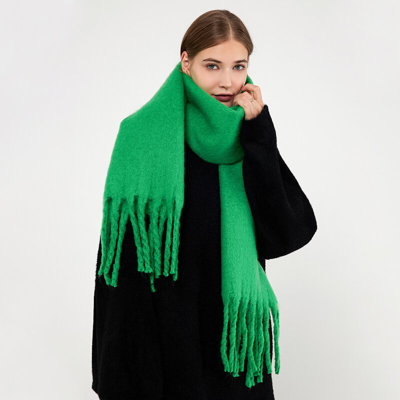 Syal kasmir tebal Solid 2024 untuk wanita, syal wol Pashmina hangat musim dingin dengan syal rumbai untuk wanita