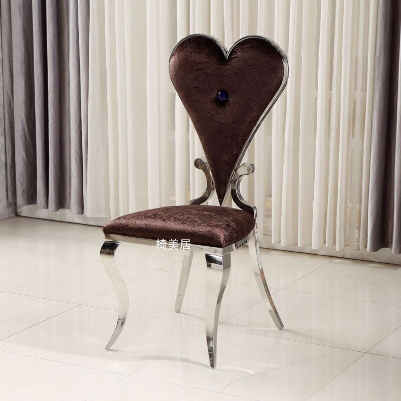 La sedia da pranzo in acciaio inossidabile a forma di cuore è semplice e alla moda, il nuovo ristorante moderno in flanella di pelle dell'hotel in stile europeo