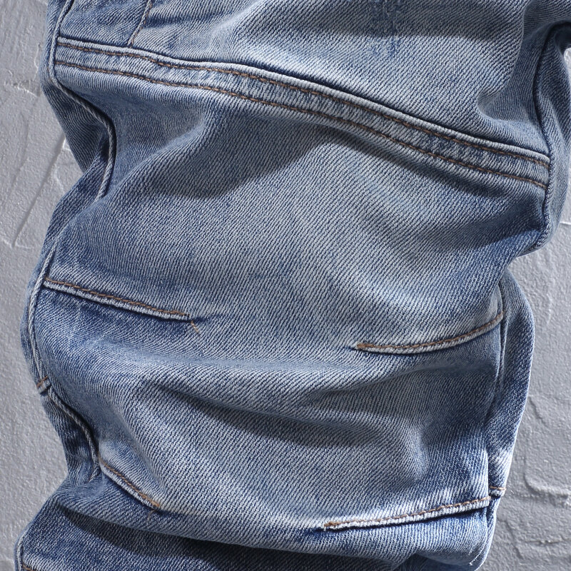Calça de motociclista jeans elástico azul clara masculina, slim fit, hip hop, estilista emendada, moda de rua, retrô